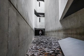 Installation Schalechet (Fallen Foliage) by Menashe Kadishman