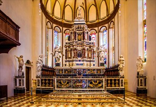 Altar impresses with beautiful marble inlay work showing Christian motifs