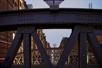 View from the sand bridge into Brooksfleet to the Kibbelsteg in the evening