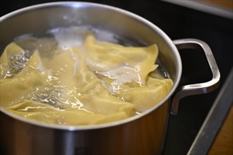 Production of Swabian Maultaschen in the cooking pot