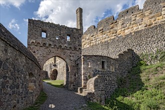 Middle gate with gatehouse of the outer castle