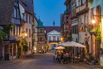Shops and restaurants in the centre of Riquewihr