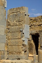 Hundred-column hall with reliefs in the door reveals