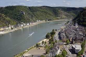 View of the sister towns of St. Goar and St. Goarshausen with Katz Castle