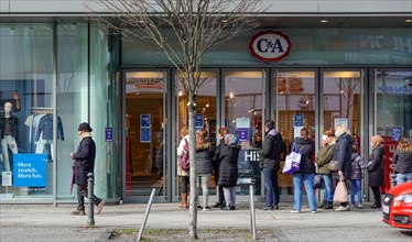 People in front of a C&A shop