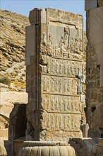 Hundred-column hall with reliefs in the door reveals