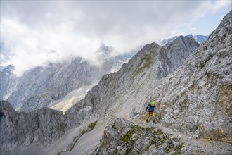 Hikers on trail to Lamsenspitze