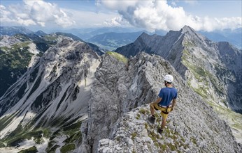 Hikers on the summit ridge of Lamsenspitze