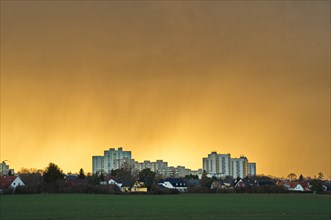 Yellow sky in front of a thunderstorm over Gropiusstadt