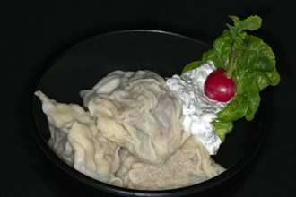 3 Maultaschen with chive sour cream