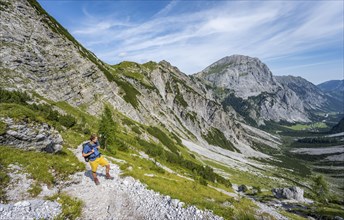 Hikers on the hiking trail to the Lamsenspitze from the Falzthurntal