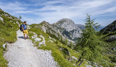 Hikers on the hiking trail to the Lamsenspitze from the Falzthurntal