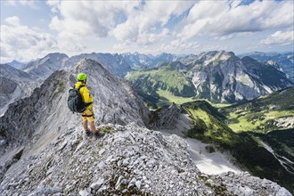 Hikers at the summit of the Lamsenspitze