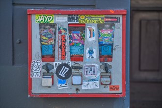Chewing gum vending machine