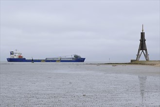 Bulk carrier on the North Sea next to the Kugelbake