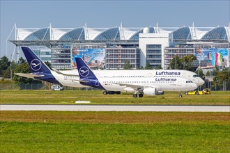 Airbus A320 and A350 aircraft of Lufthansa at the airport in Munich