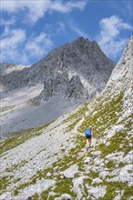 Hikers on the trail to the Lamsenspitze