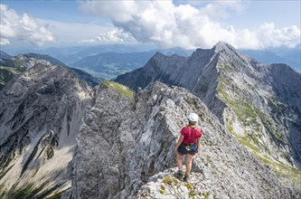 Hikers at the summit of the Lamsenspitze