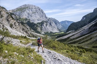 Hikers on the trail to the Lamsenspitze