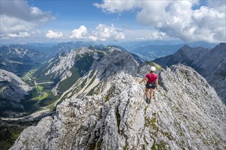 Hikers at the summit of the Lamsenspitze