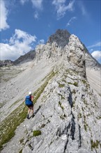 Hikers on the trail to the Lamsenspitze