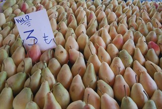 Pears at a fruit stand