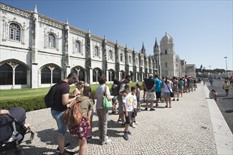 Waiting tourists in front of the Mosteiro dos Jeronimos