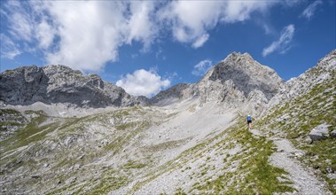 Hikers on the trail to the Lamsenspitze