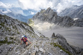 Hikers on the trail to Lamsenspitze