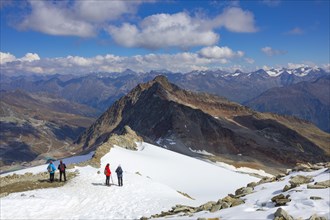 Hikers on the way to the nature platform on the Schwarze Schneid on the Rettenbach glacier