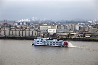 Passenger ship Lousianna Star on the Noderelbe in front of the Sasol Wax chemical plant