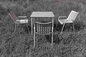 Three Landi chairs made of aluminium with table