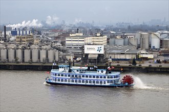 Passenger ship Lousianna Star on the Noderelbe in front of the Sasol Wax chemical plant