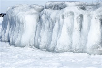 Wall covered with an ice structure