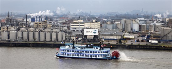 Passenger ship Lousianna Star on the Noderelbe in front of the Sasol Wax chemical plant