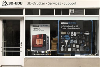 Shop window with advertising 3D printer