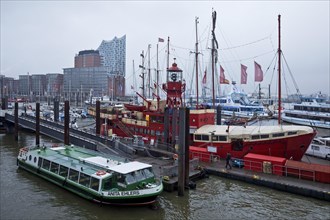 Boats with the lightship LV 13 at the City Sporthafen