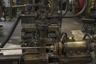 Upsetting machine for valves in a former valve factory