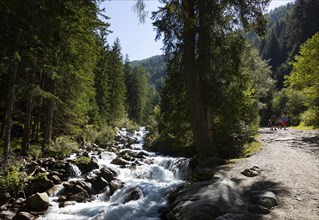 Hikers at the Horlachbach below the Stuibenfall near Umhausen