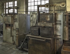 Oven for heating the valves of a former valve factory
