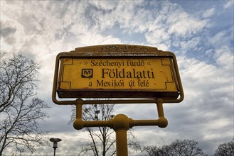 Old yellow sign with the inscription Foeldalatti