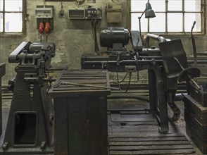 Cutting-off machine in a former valve factory