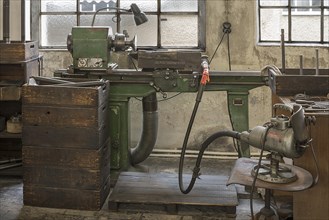 Grinding bench in a former valve factory