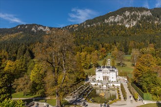 Fountain at Linderhof Castle with autumn colours