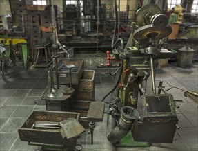 Welding device in a former valve factory