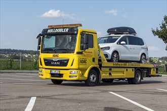 ADAC breakdown service transports defective car from motorway service area