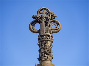 2000 Years of Christianity is the title of the bronze monumental column by the artist Juergen Weber on Braunschweig's Ruhfaeutchenplatz. The development of Christianity over the last 2000 years is dep...