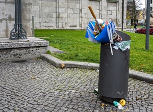 Overfilled rubbish bin in front of the entrance to Wittenbergplatz station