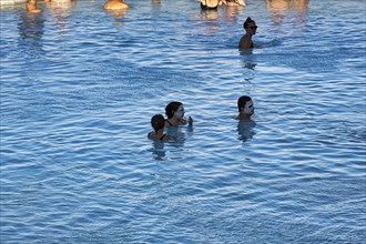Tourists in thermal bath