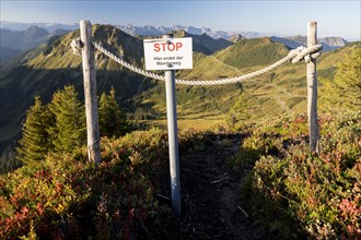 Stop sign in front of a precipice on the Portlakopf